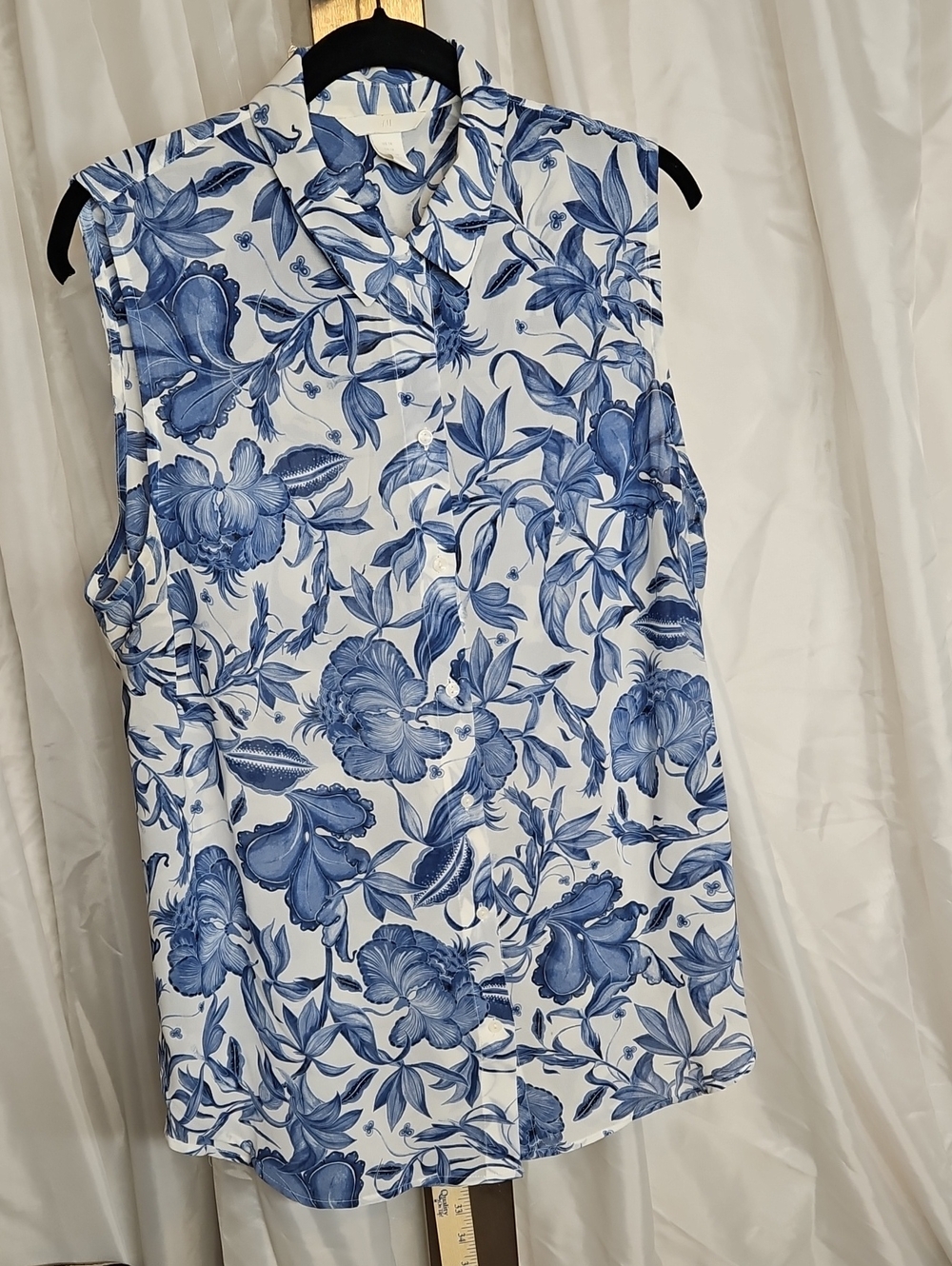 H&M White Sleeveless Floral Button-Front Blouse with Blue Print